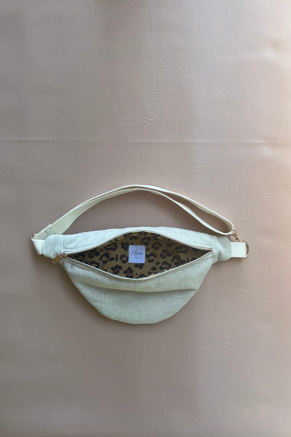 Sac banane "Dune" - sac banane femme crème texturé, chic minimaliste et touche léopard
