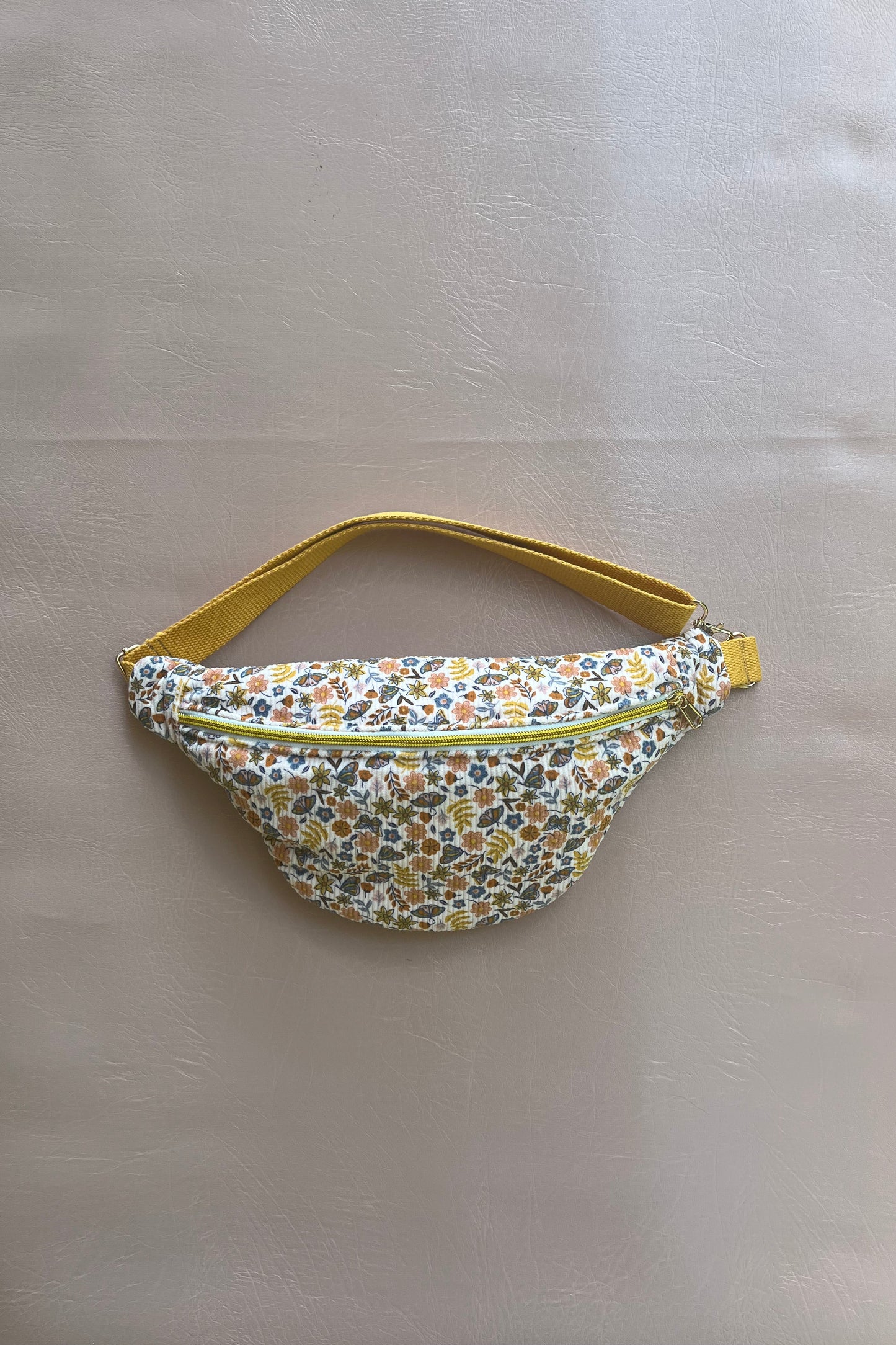 Sac banane "Bohème" - Sac banane femme motif fleuri champêtre, doux et ensoleillé