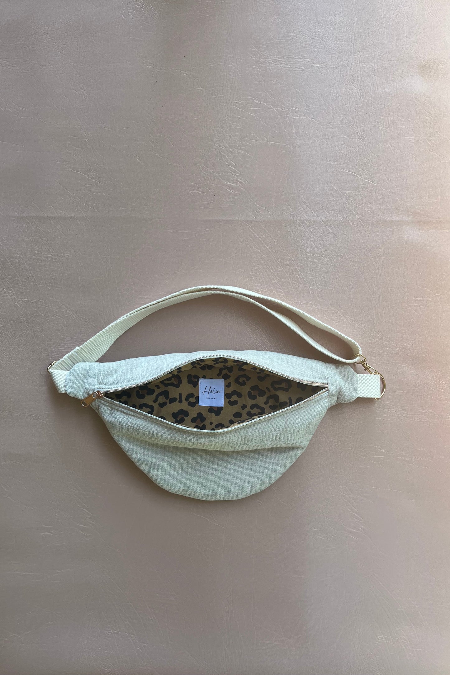 Sac banane "Dune" - sac banane femme crème texturé, chic minimaliste et touche léopard