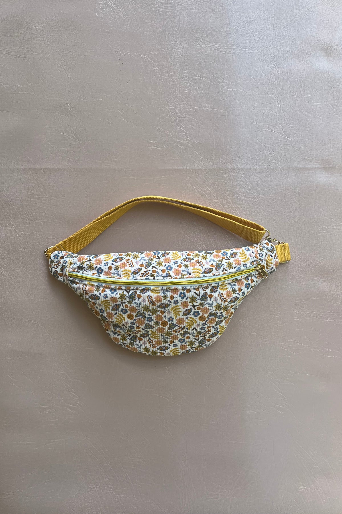 Sac banane "Bohème" - Sac banane femme motif fleuri champêtre, doux et ensoleillé
