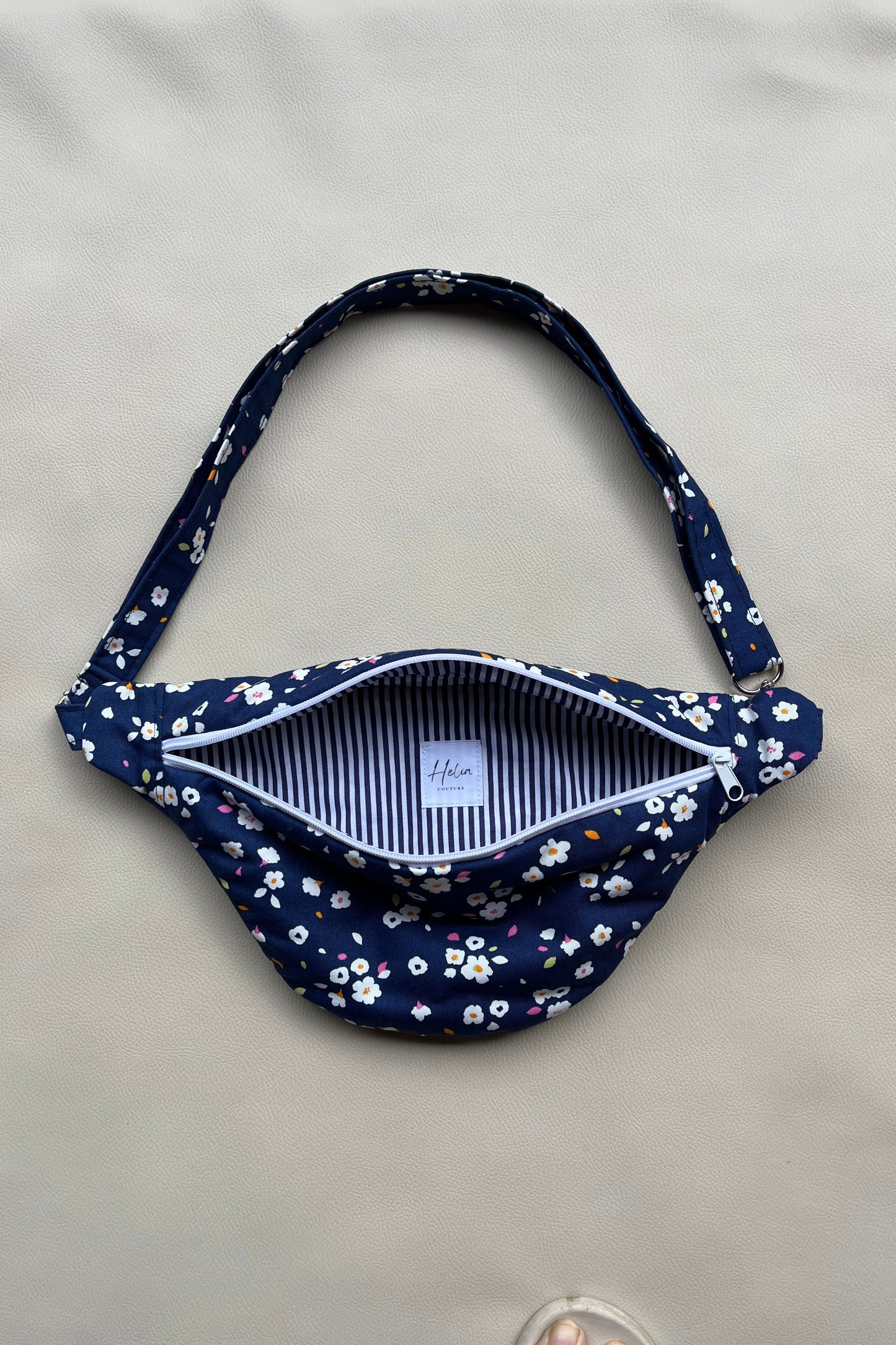 Sac banane "Fleurie" - Sac banane femme à motifs fleurs bleu marine