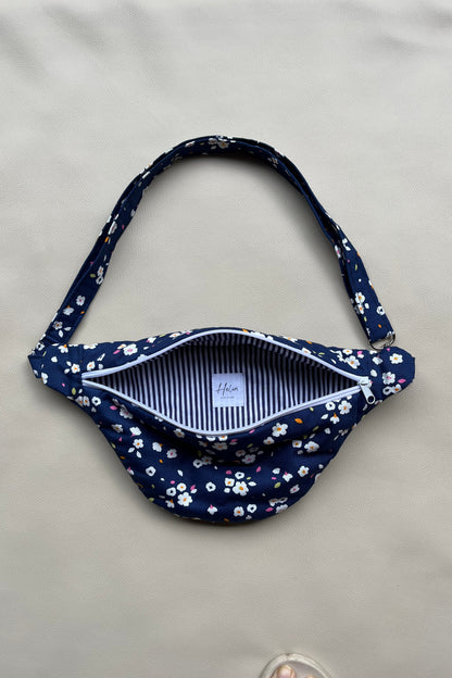 Sac banane "Fleurie" - Sac banane femme à motifs fleurs bleu marine